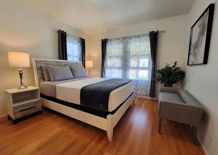 Perfectly Located Pico Robertson 3 Bedroom Apartment Walk To Restaurants Wifi Tv Game Console Parking 5 Minutes To Rodeo Drive