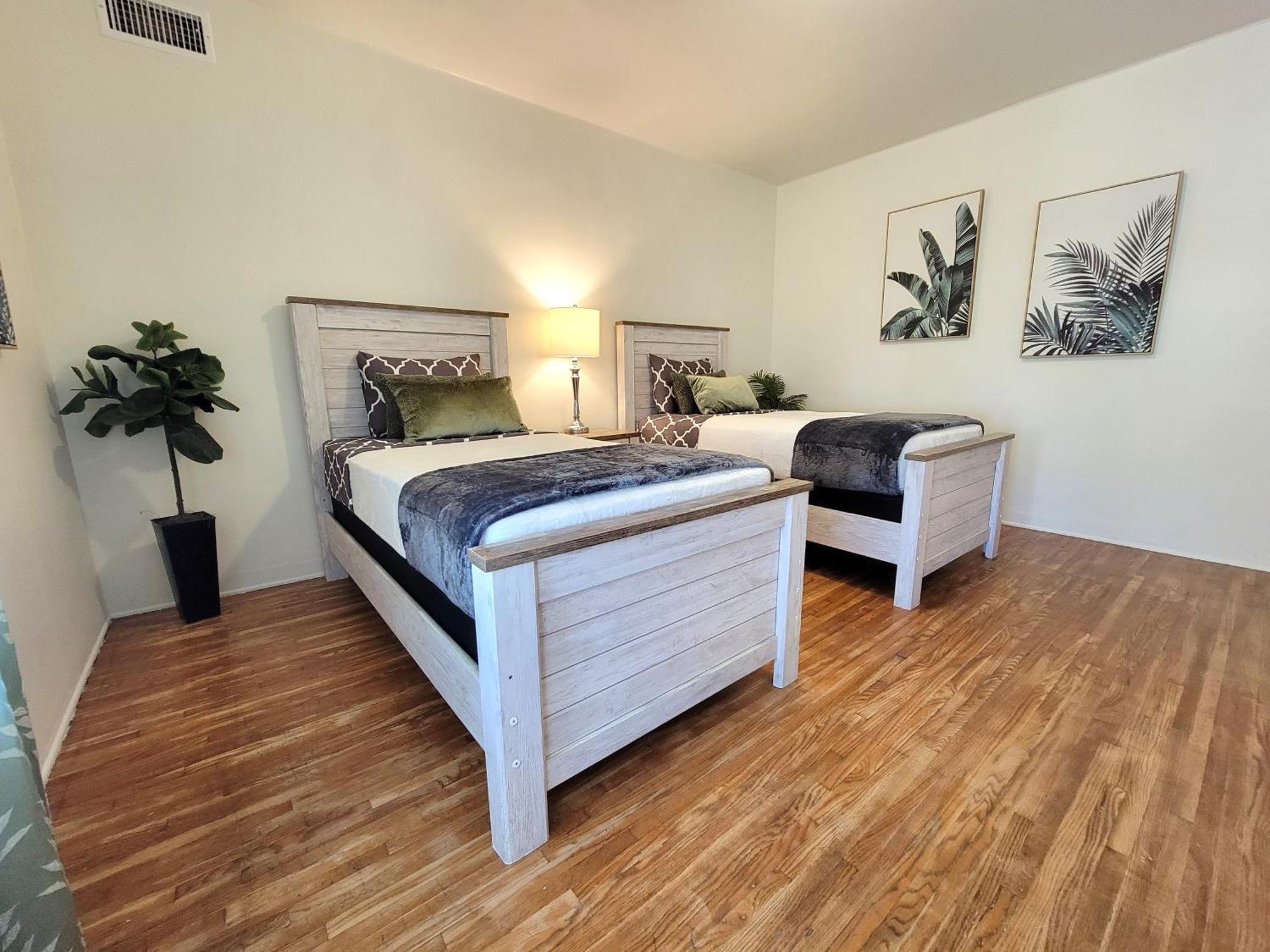 Perfectly Located Pico Robertson 3 Bedroom Walk To Restaurants Wifi Tv Game Console Parking 5 Minutes To Rodeo Drive Appartement